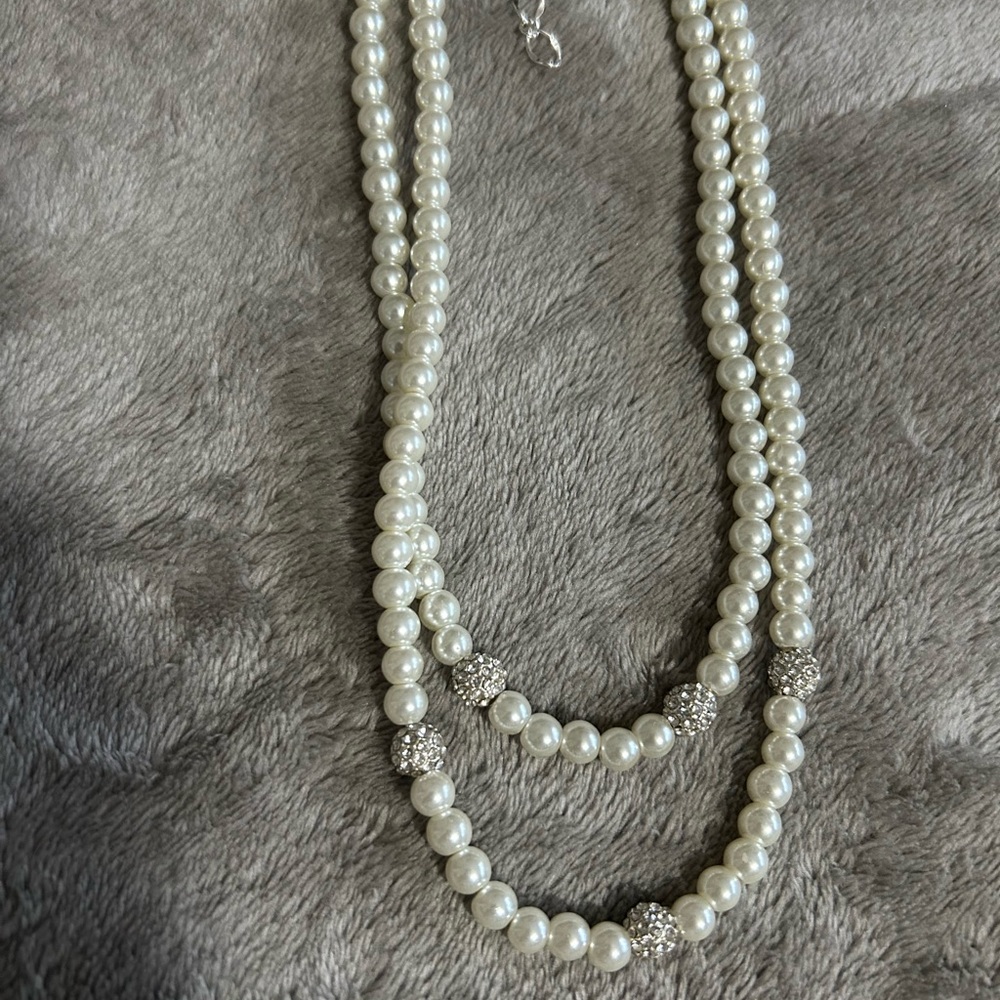 Elegant Pearl Necklace with Silver/rhinestone Accents. Brand new